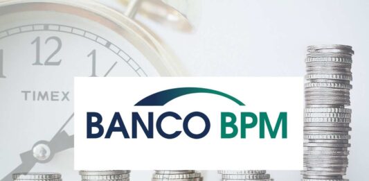 colonne di monete con orologio sul fondo e logo Banco BPM