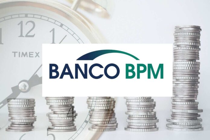 colonne di monete con orologio sul fondo e logo Banco BPM