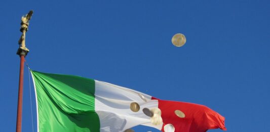 bandiera italiana e soldi che cadono