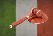bandiera dell'Italia con martelletto dell'asta