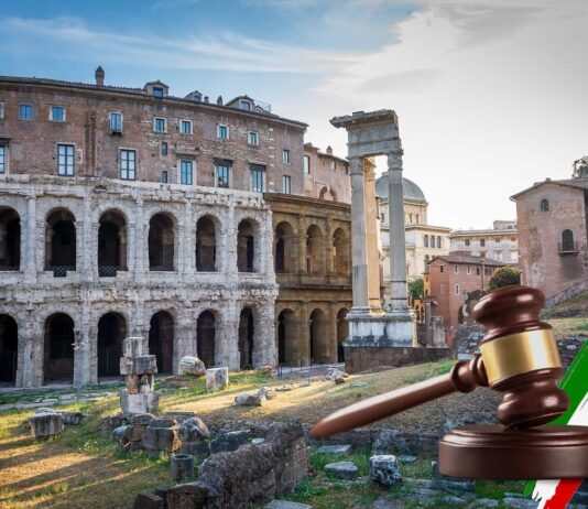 colosseo con martelletto asta e tricolore